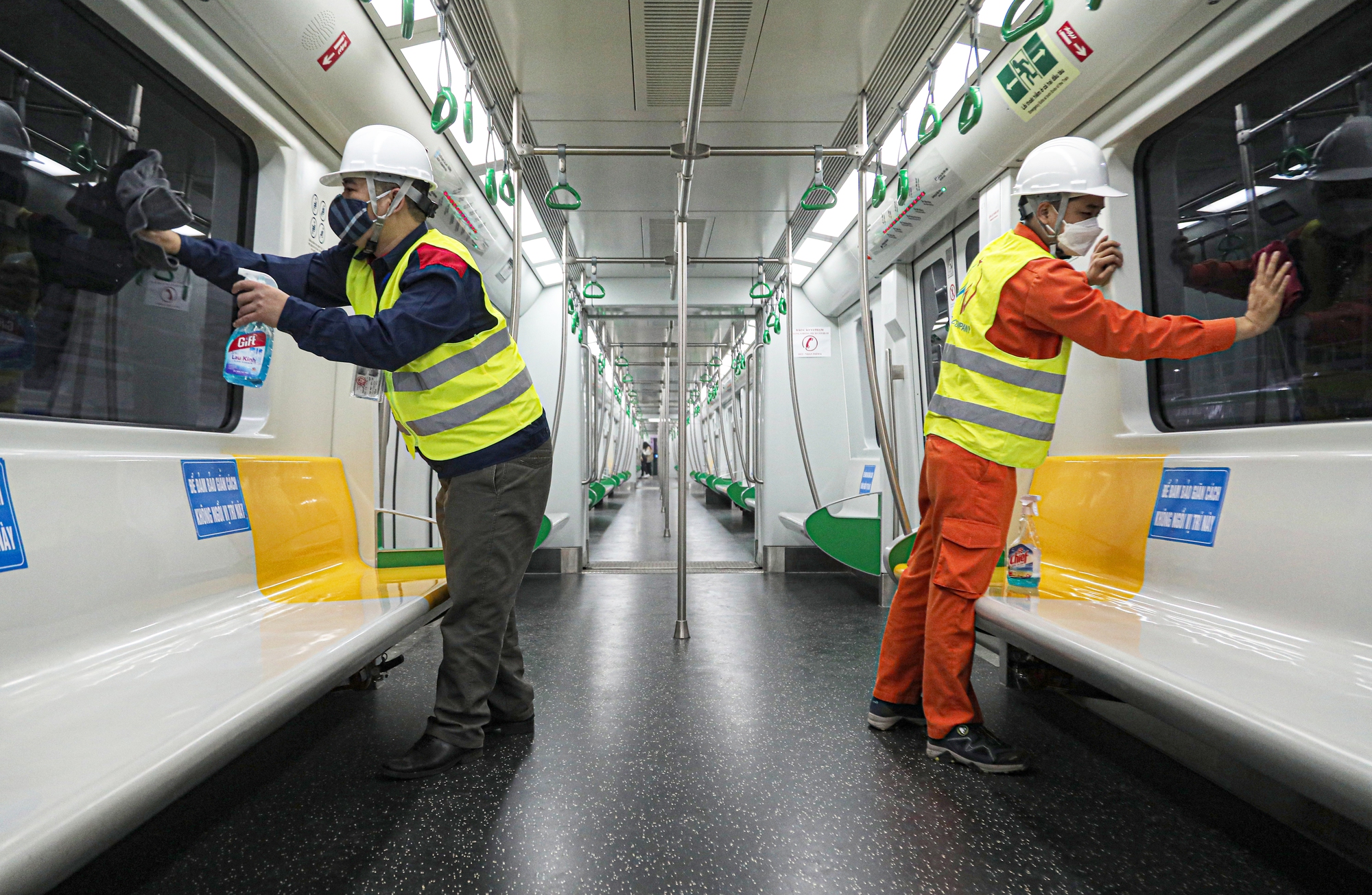 Cận cảnh nghề "soi" t&agrave;u C&aacute;t Linh - H&agrave; Đ&ocirc;ng - Ảnh 7.