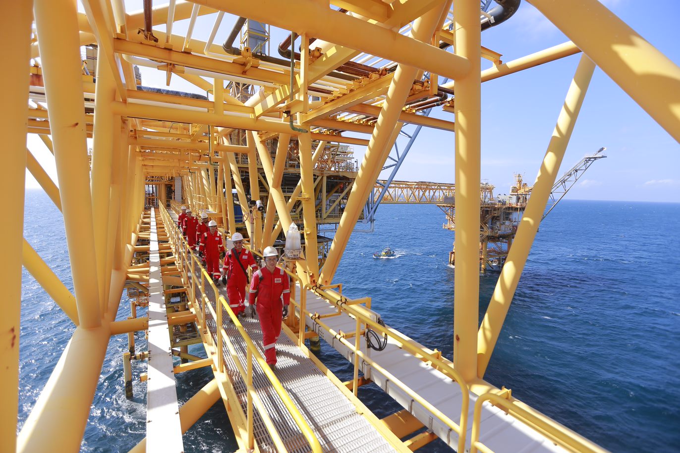 Gi&aacute; dầu giảm mạnh, doanh thu th&aacute;ng 10 của Petrovietnam vẫn lập đỉnh - Ảnh 1.