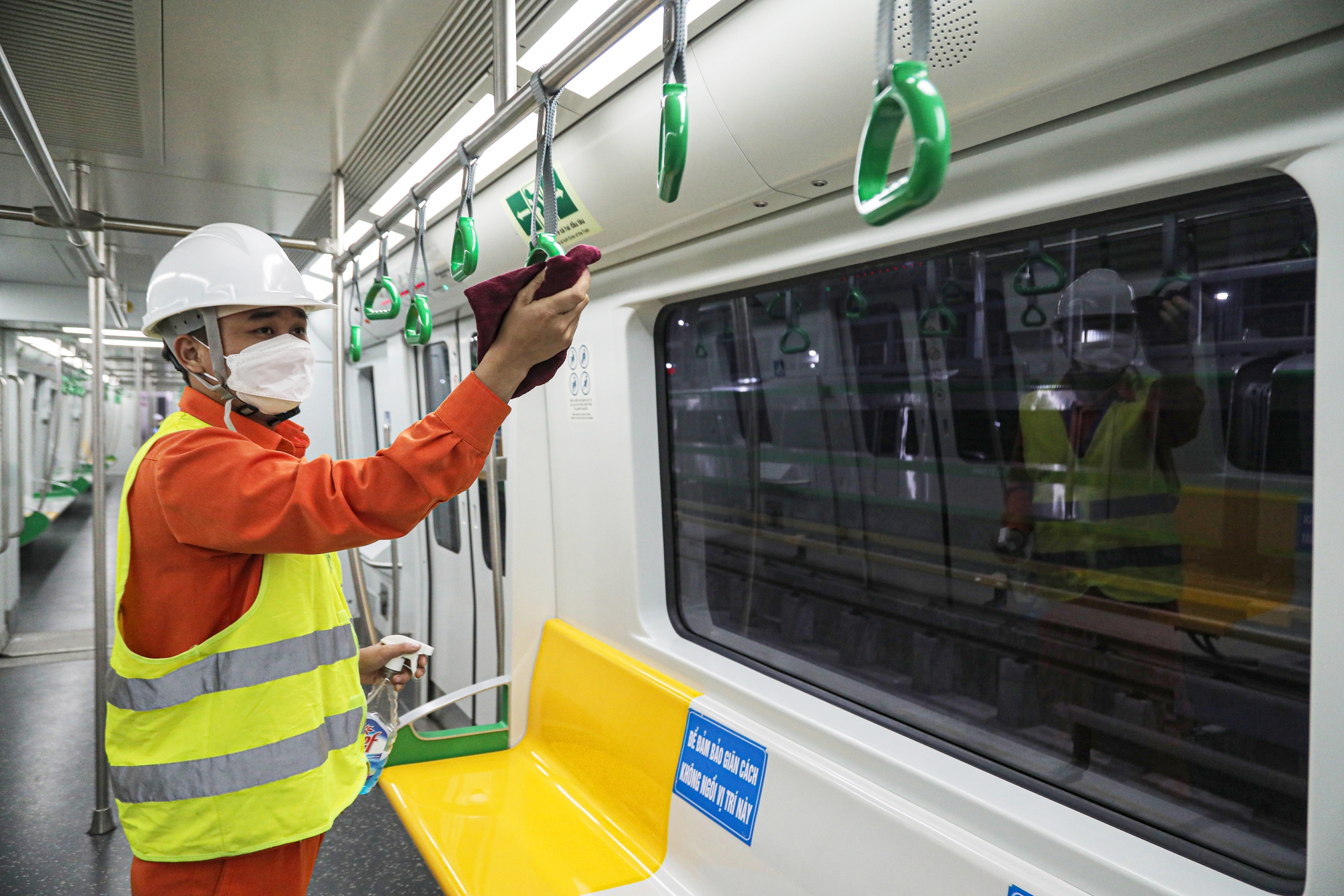 Cận cảnh nghề "soi" t&agrave;u C&aacute;t Linh - H&agrave; Đ&ocirc;ng - Ảnh 8.