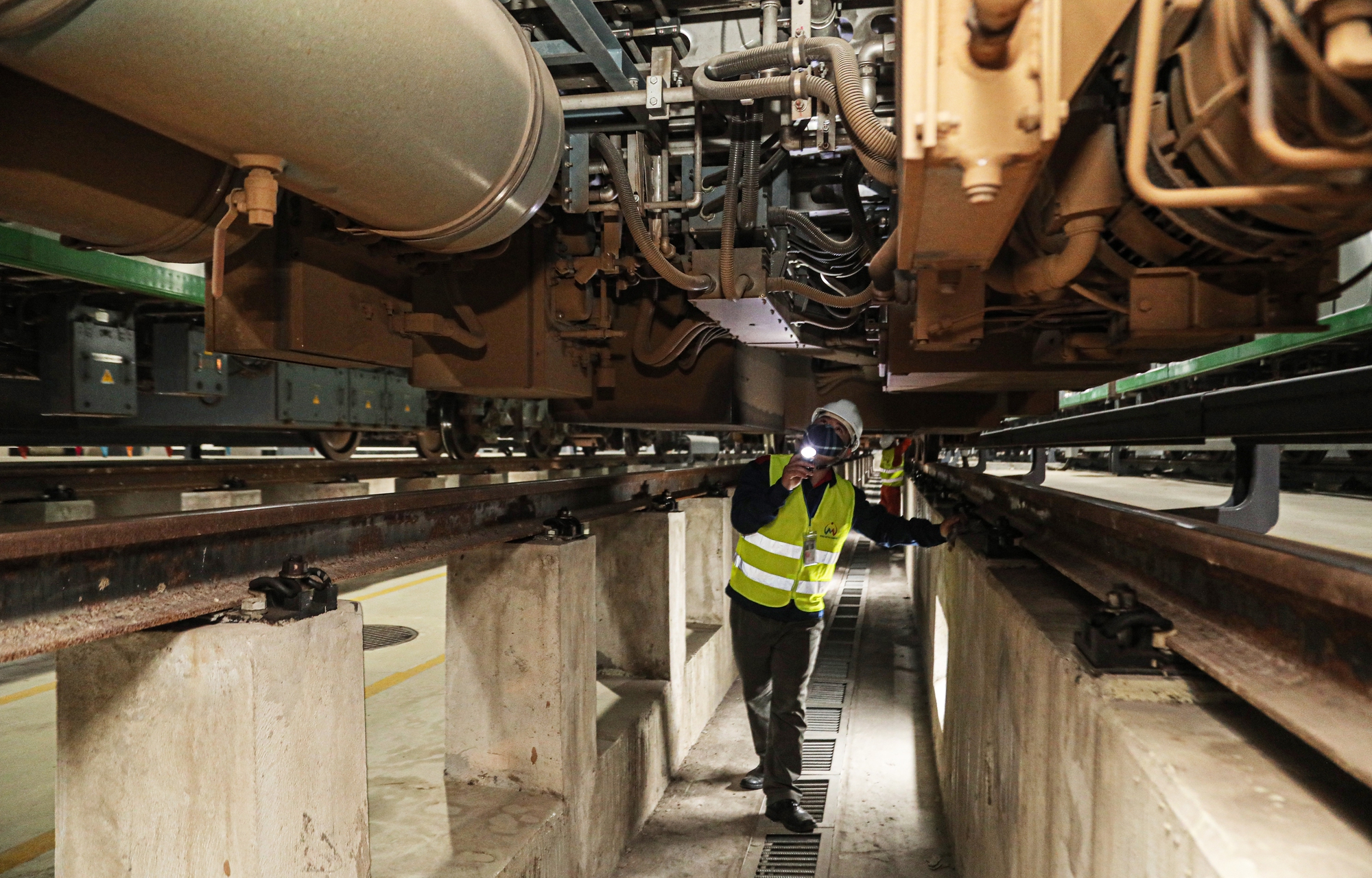 Cận cảnh nghề "soi" t&agrave;u C&aacute;t Linh - H&agrave; Đ&ocirc;ng - Ảnh 9.