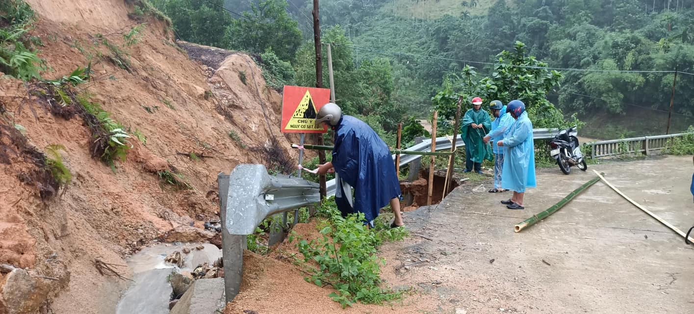 Quảng Ngãi: Mưa lũ gây sạt lở đường, nhiều quốc lộ, tỉnh lộ ngập sâu giao thông chia cắt - Ảnh 12. Quảng Ngãi: Mưa lũ gây sạt lở đường, nhiều quốc lộ, tỉnh lộ ngập sâu giao thông chia cắt - Ảnh 12.