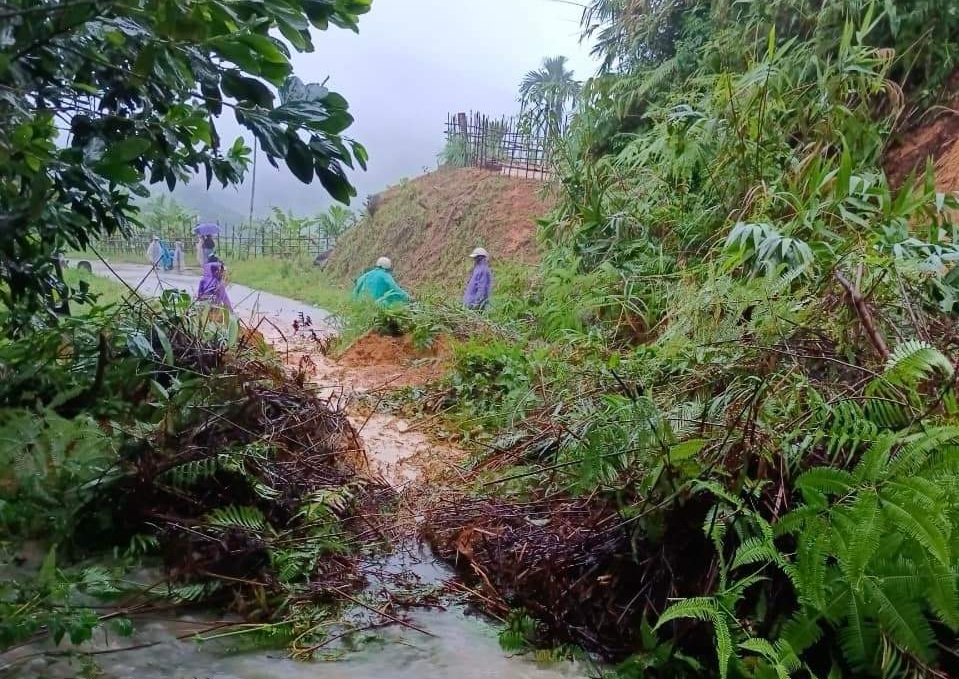 Quảng Ngãi: Mưa lũ gây sạt lở đường, nhiều quốc lộ, tỉnh lộ ngập sâu giao thông chia cắt - Ảnh 4. Quảng Ngãi: Mưa lũ gây sạt lở đường, nhiều quốc lộ, tỉnh lộ ngập sâu giao thông chia cắt - Ảnh 4.