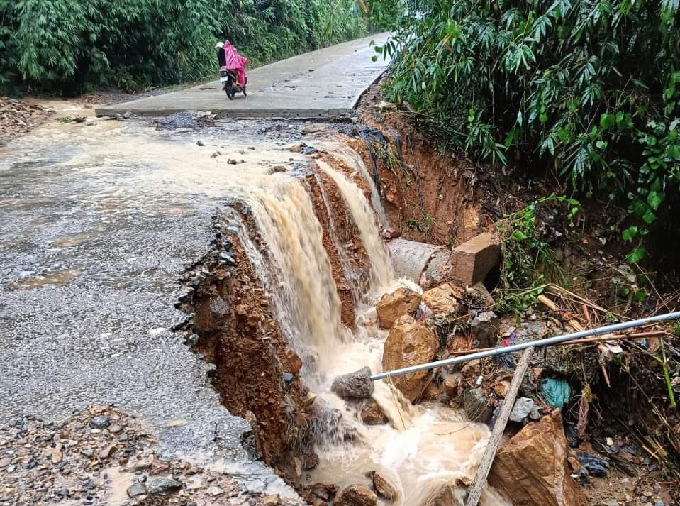 Quảng Ngãi: Mưa lũ gây sạt lở đường, nhiều quốc lộ, tỉnh lộ ngập sâu giao thông chia cắt - Ảnh 5. Quảng Ngãi: Mưa lũ gây sạt lở đường, nhiều quốc lộ, tỉnh lộ ngập sâu giao thông chia cắt - Ảnh 5.