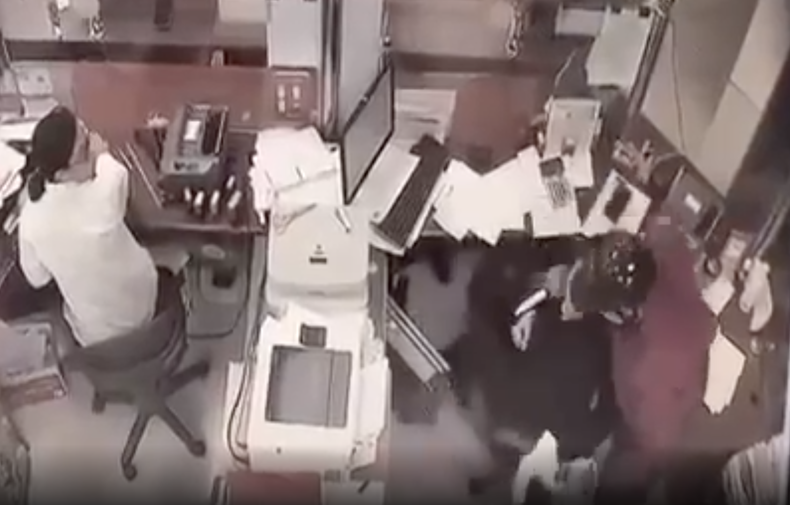 Vụ cướp ng&acirc;n h&agrave;ng ở Nghệ An: Lời kể của nữ nh&acirc;n vi&ecirc;n bị kề dao v&agrave;o cổ - Ảnh 3.