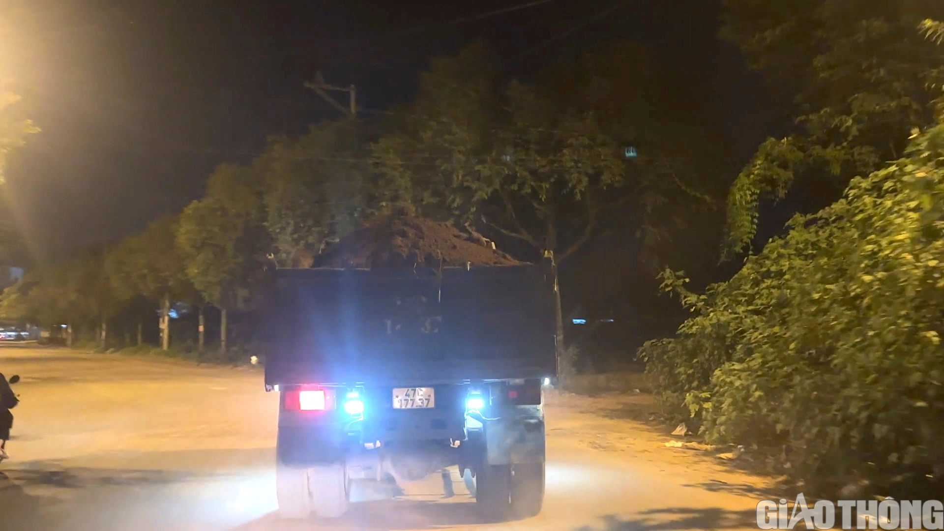 “Đất tặc” lộng hành trong đêm ở Đắk Lắk - Ảnh 3. “Đất tặc” lộng hành trong đêm ở Đắk Lắk - Ảnh 3.