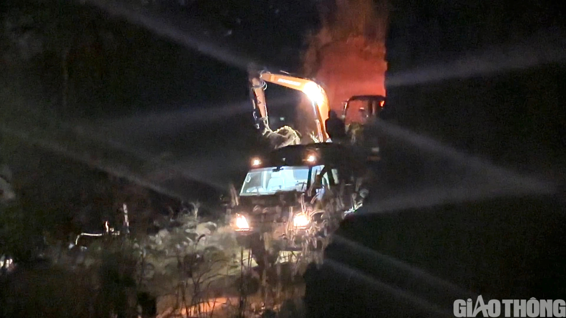 “Đất tặc” lộng hành trong đêm ở Đắk Lắk - Ảnh 4. “Đất tặc” lộng hành trong đêm ở Đắk Lắk - Ảnh 4.