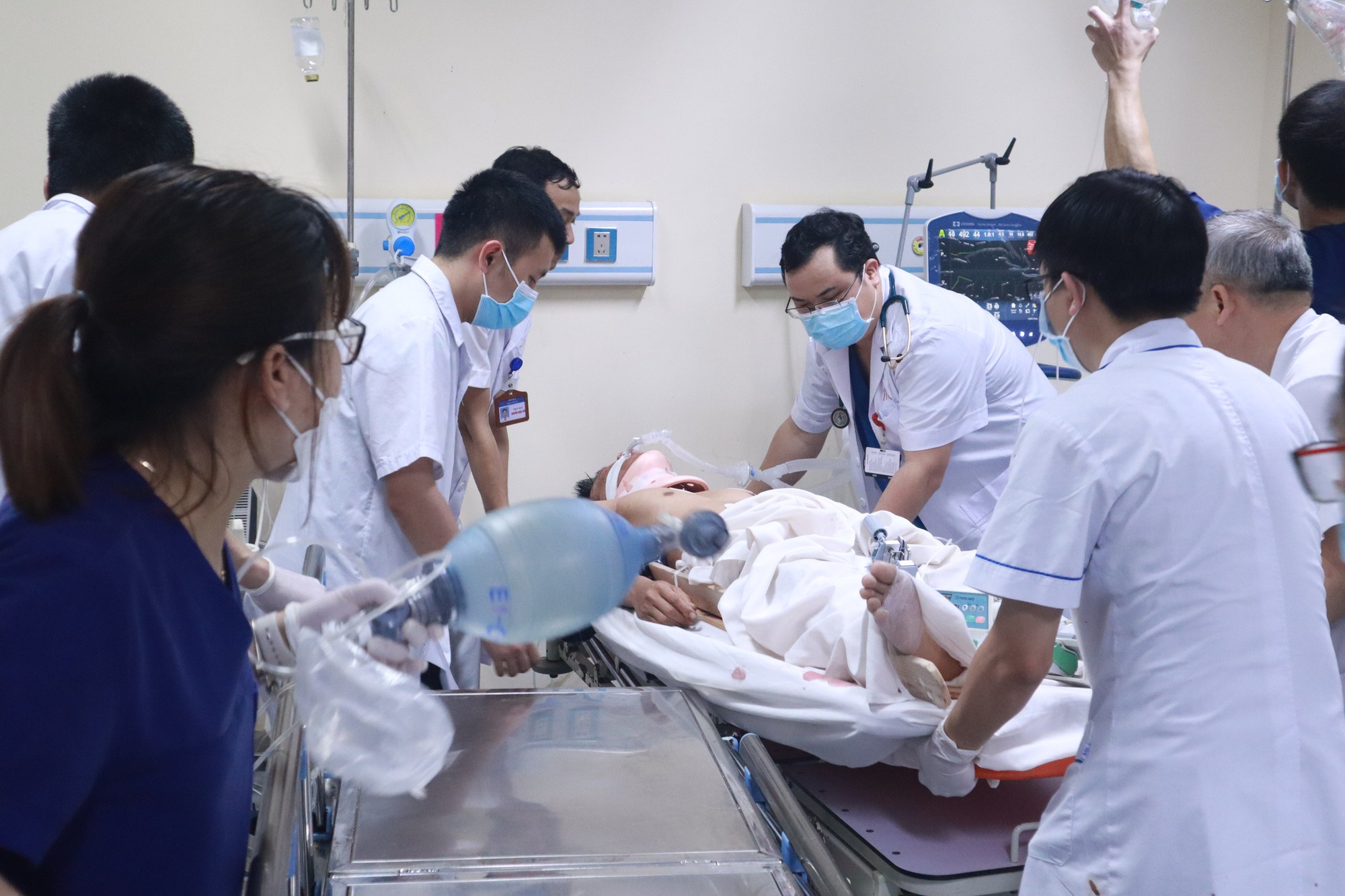 Cấp cứu ngoại viện kịp thời gi&uacute;p giảm nhẹ chấn thương TNGT - Ảnh 1.