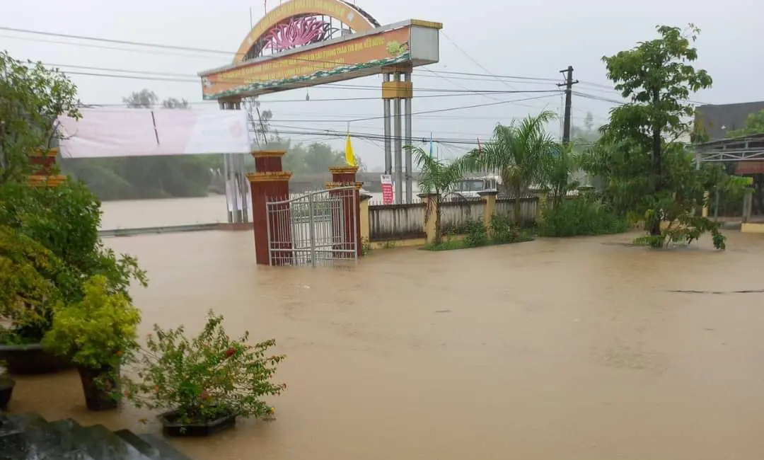 N&uacute;i lở l&agrave;m sập nh&agrave; d&acirc;n, nhiều nơi ngập lụt ở Quảng Ng&atilde;i - Ảnh 3.