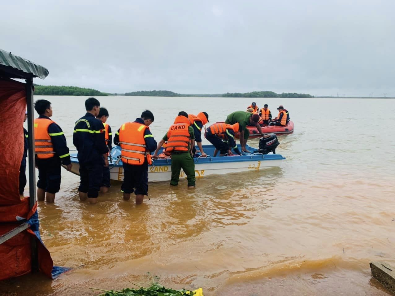 Hai vợ chồng c&ugrave;ng người đ&agrave;n &ocirc;ng ở Quảng Trị đang mất t&iacute;ch do mưa lũ - Ảnh 1.