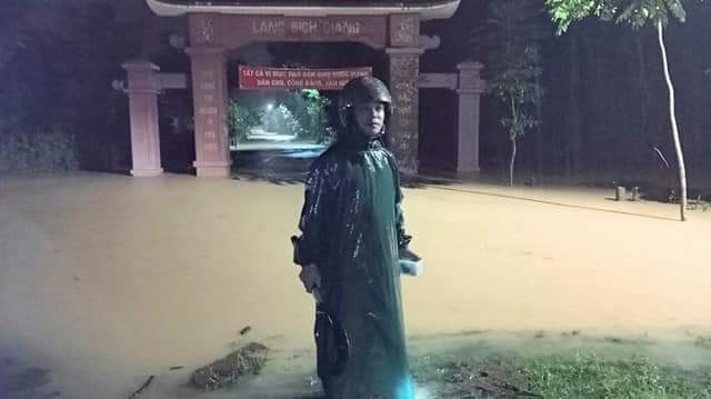 Mưa lớn, h&agrave;ng trăm người d&acirc;n ở Quảng Trị tất tả chạy lụt trong đ&ecirc;m - Ảnh 1.
