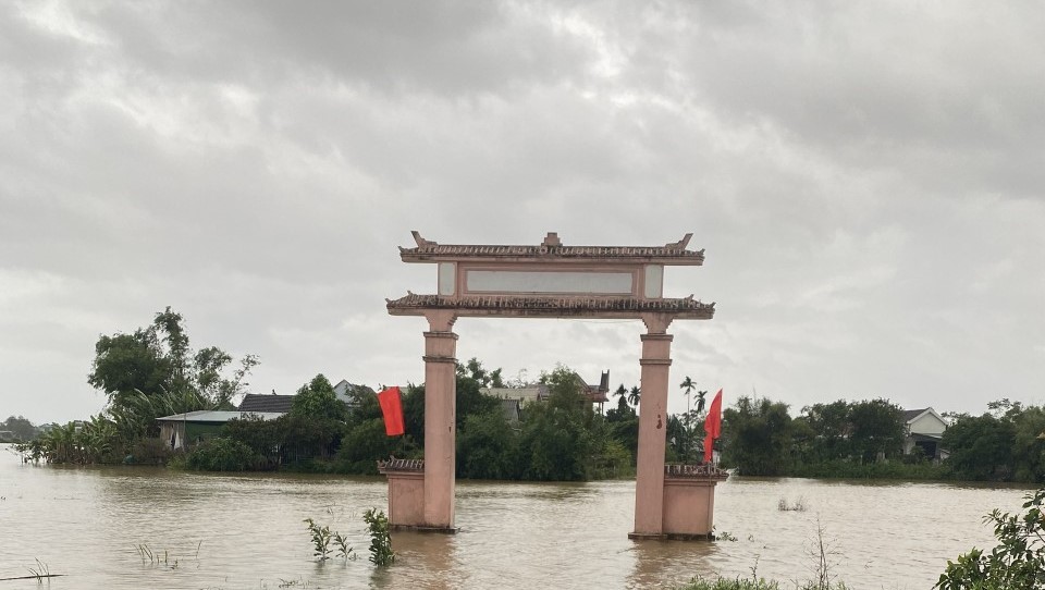Mưa lớn, h&agrave;ng trăm người d&acirc;n ở Quảng Trị tất tả chạy lụt trong đ&ecirc;m - Ảnh 3.