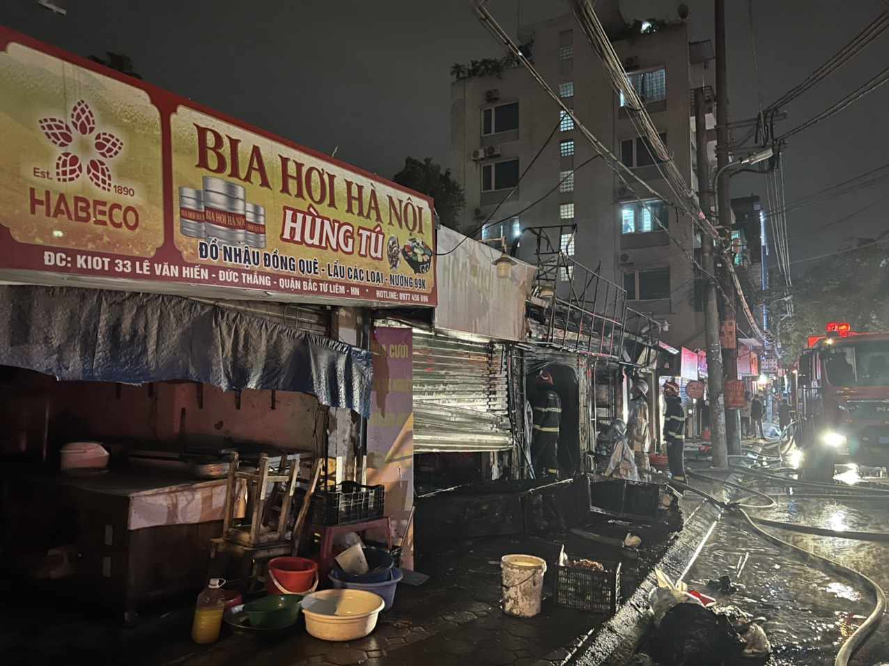 H&agrave; Nội: Lửa thi&ecirc;u dụi 3 ki-ốt ở đường L&ecirc; Văn Hiến l&uacute;c nửa đ&ecirc;m - Ảnh 2.