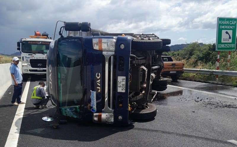 Xe tải nổ lốp lật ngang trên cao tốc Phan Thiết - Dầu Giây - Ảnh 1. Xe tải nổ lốp lật ngang trên cao tốc Phan Thiết - Dầu Giây - Ảnh 1.