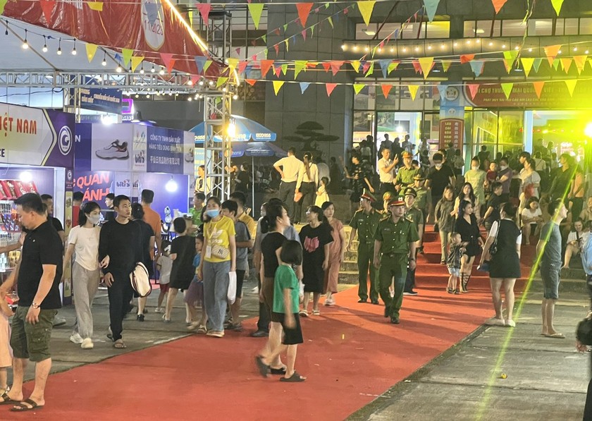 Đảm an to&agrave;n giao th&ocirc;ng Hội chợ Thương mại quốc tế Việt - Trung lần thứ 23 ở L&agrave;o Cai   - Ảnh 4.
