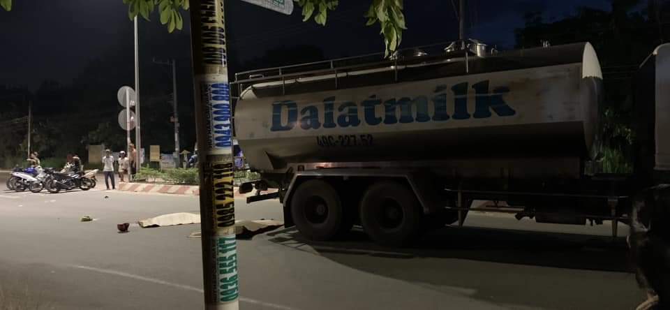 B&igrave;nh Dương: C&ocirc;ng an th&ocirc;ng tin vụ va chạm giữa &ocirc; t&ocirc; xitec v&agrave; xe m&aacute;y l&agrave;m 2 người tử vong - Ảnh 1.