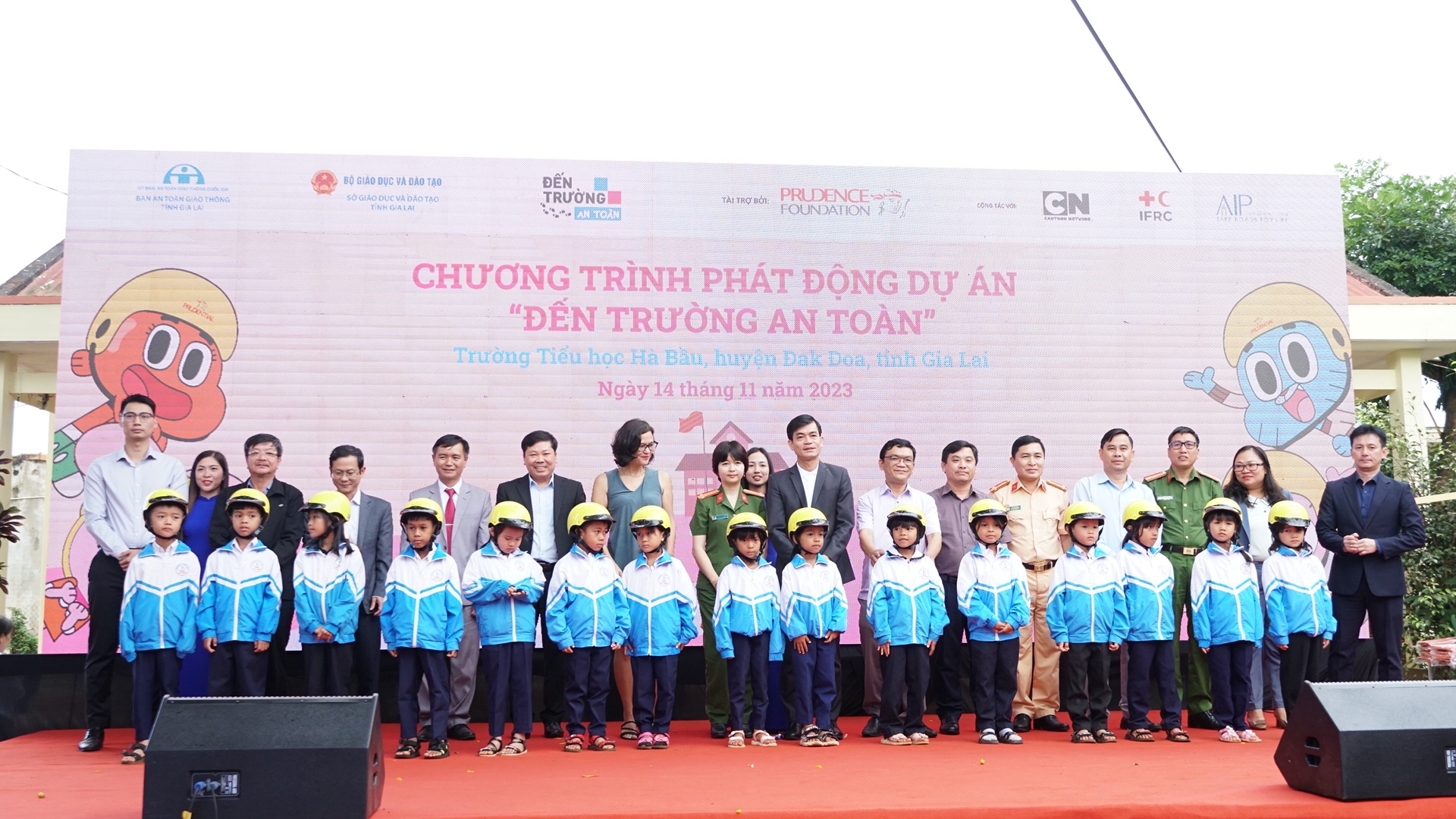  Ph&aacute;t động dự &aacute;n "Đến trường an to&agrave;n" cho học sinh tại Gia Lai - Ảnh 2.