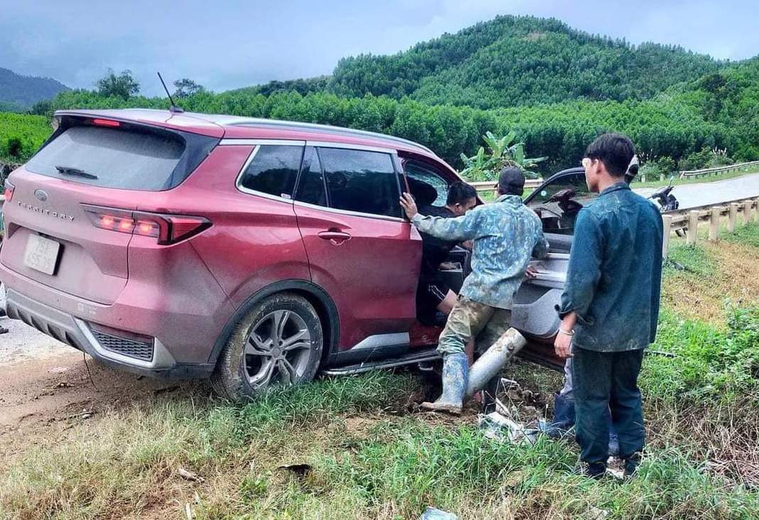 &Ocirc; t&ocirc; con t&ocirc;ng v&agrave;o hộ lan, hai người đ&agrave;n &ocirc;ng tử vong - Ảnh 2.