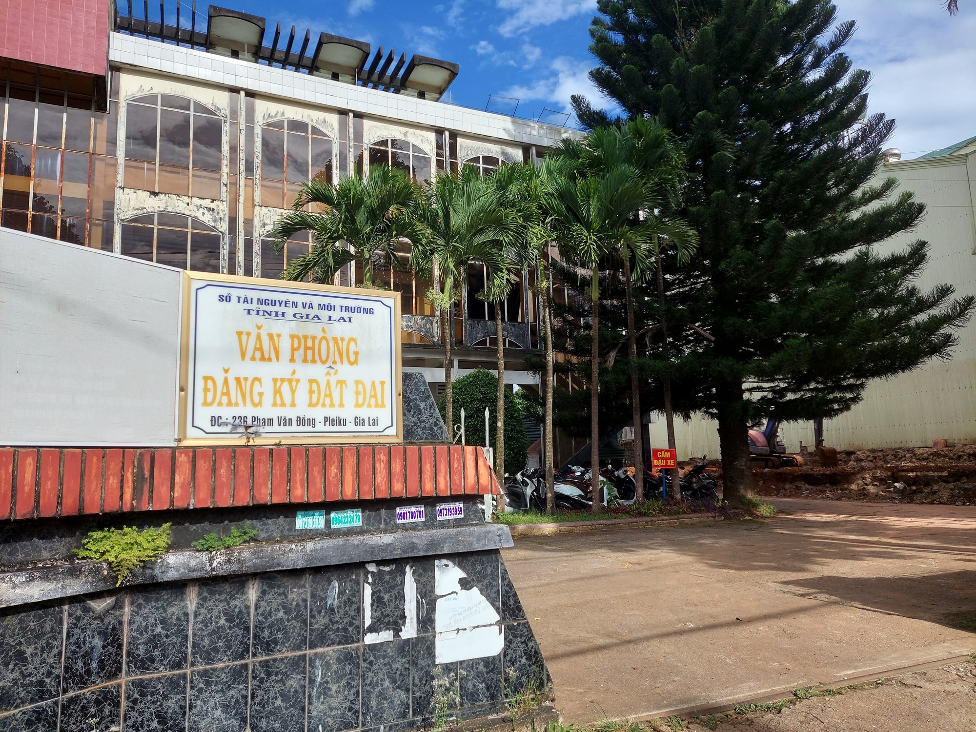 Nh&acirc;n vi&ecirc;n Văn ph&ograve;ng Đăng k&yacute; đất đai tỉnh Gia Lai bị bắt v&igrave; "nhận hối lộ" - Ảnh 1.