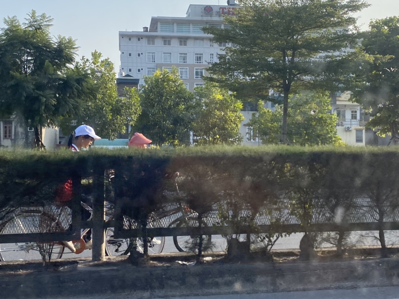 Bất an cảnh học sinh, sinh vi&ecirc;n "rồng rắn" vượt dải ph&acirc;n c&aacute;ch tr&ecirc;n Quốc lộ 18 ở Quảng Ninh - Ảnh 3.