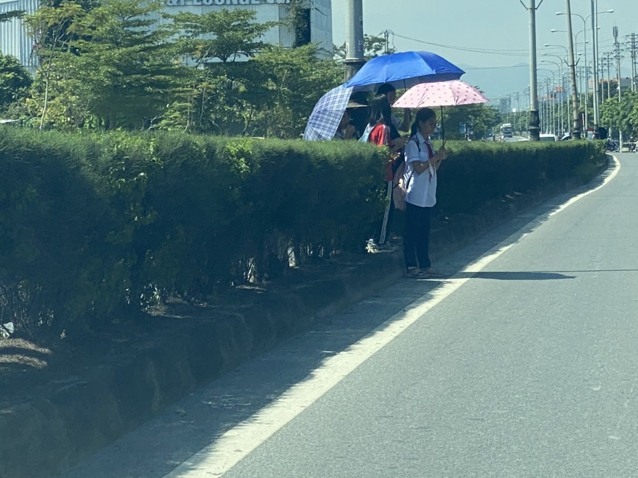 Bất an cảnh học sinh, sinh vi&ecirc;n "rồng rắn" vượt dải ph&acirc;n c&aacute;ch tr&ecirc;n Quốc lộ 18 ở Quảng Ninh - Ảnh 1.