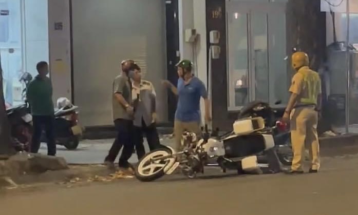 Khởi tố, tạm giam một "d&acirc;n nhậu" tuy&ecirc;n bố chưa xỉn nhưng đạp xe, tấn c&ocirc;ng CSGT - Ảnh 1.