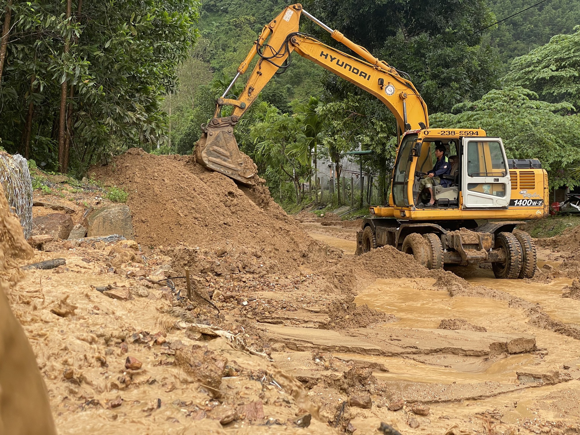 Quảng Ng&atilde;i nỗ lực khắc phục sạt lở, th&ocirc;ng tuyến đường miền n&uacute;i - Ảnh 1.