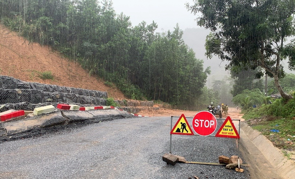Quảng Ng&atilde;i nỗ lực khắc phục sạt lở, th&ocirc;ng tuyến đường miền n&uacute;i - Ảnh 5.