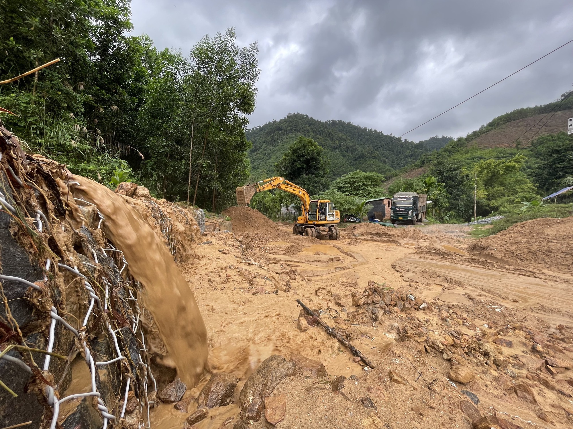 Quảng Ng&atilde;i nỗ lực khắc phục sạt lở, th&ocirc;ng tuyến đường miền n&uacute;i - Ảnh 7.