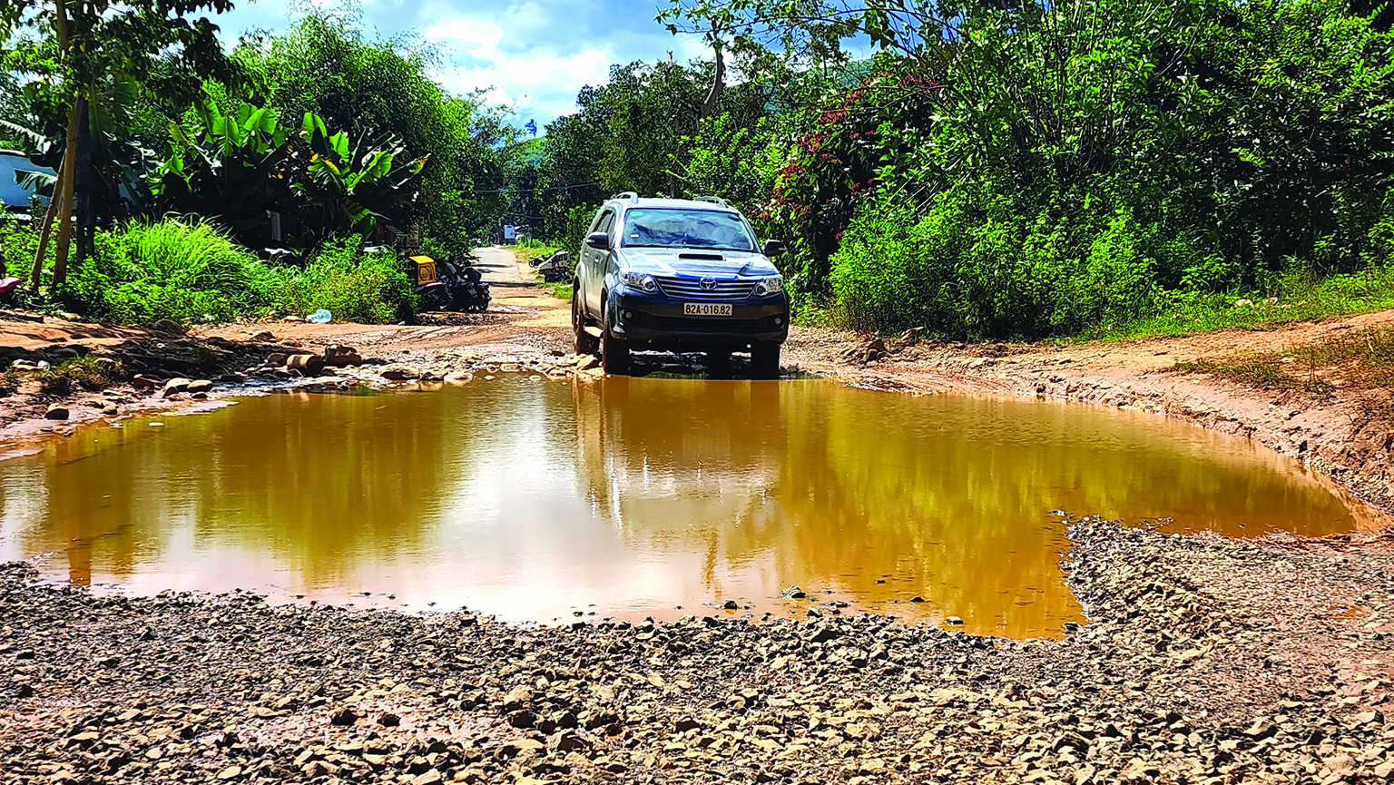 Kon Tum: Những &ldquo;con đường đau khổ&rdquo; chờ kinh ph&iacute; sửa chữa  - Ảnh 3.