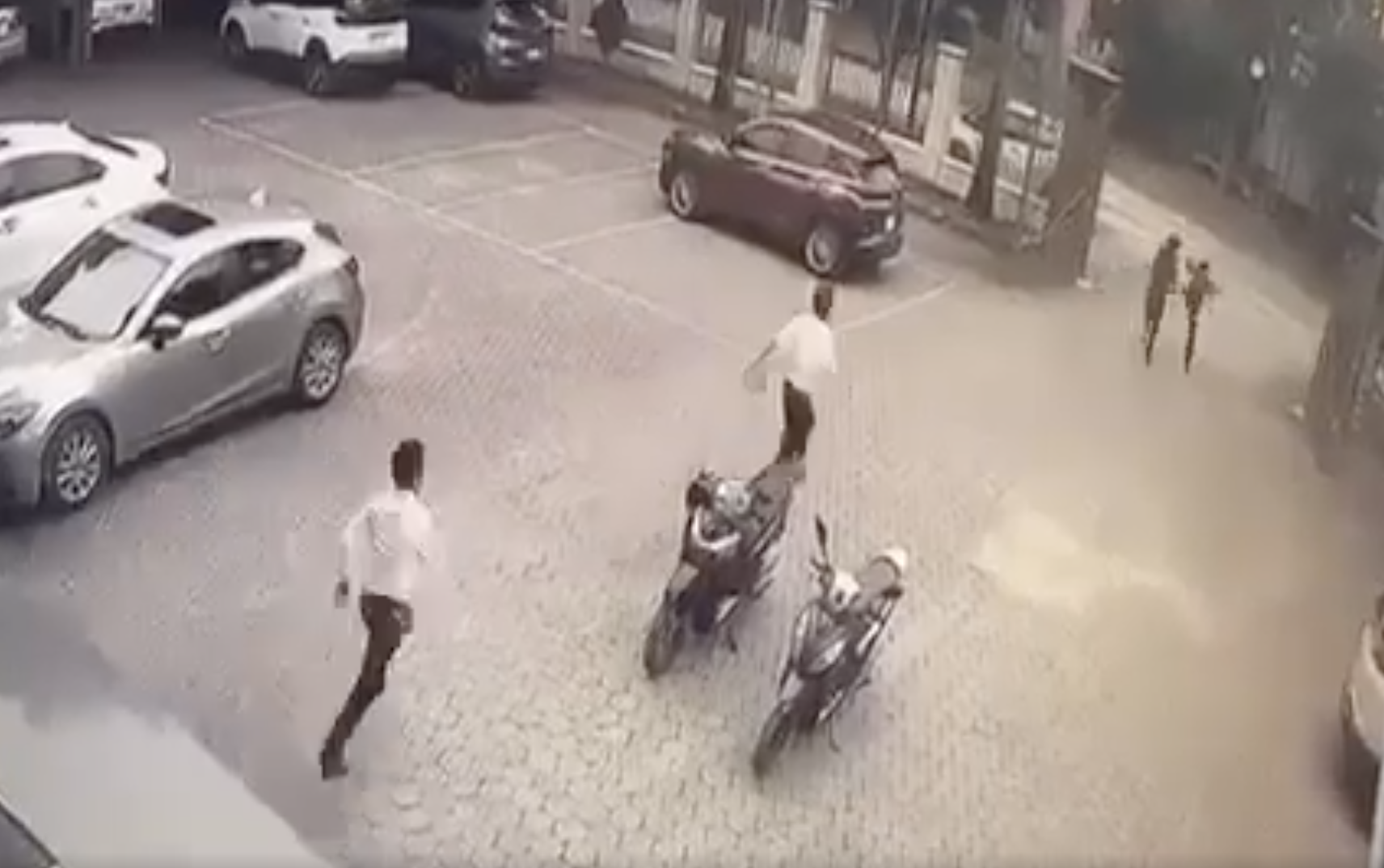 Vụ cướp ng&acirc;n h&agrave;ng ở Nghệ An: Lời kể của nữ nh&acirc;n vi&ecirc;n bị kề dao v&agrave;o cổ - Ảnh 5.