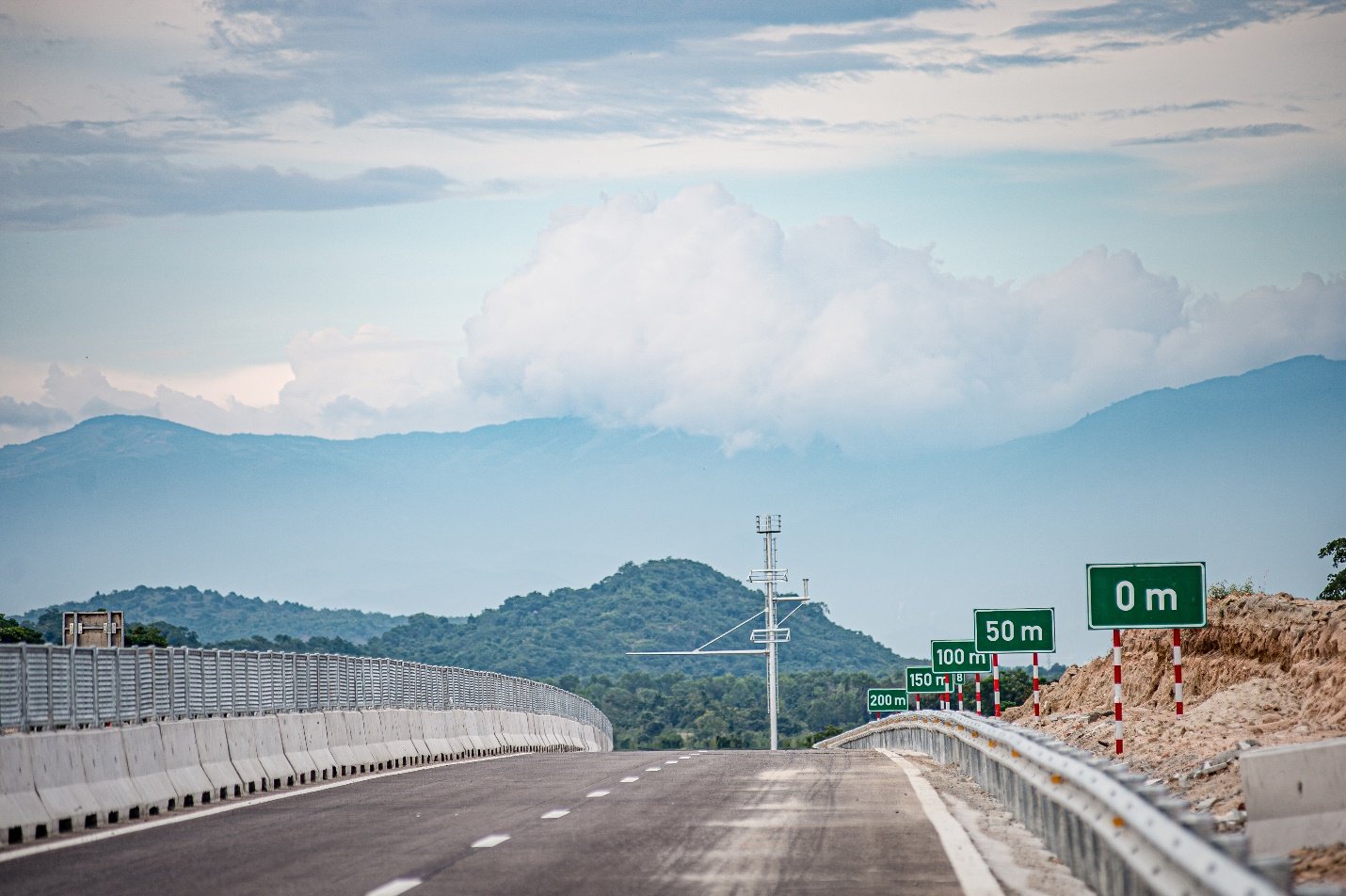 Ng&agrave;y đ&ecirc;m thi c&ocirc;ng đưa cao tốc Cam L&acirc;m - Vĩnh Hảo về đ&iacute;ch - Ảnh 8.