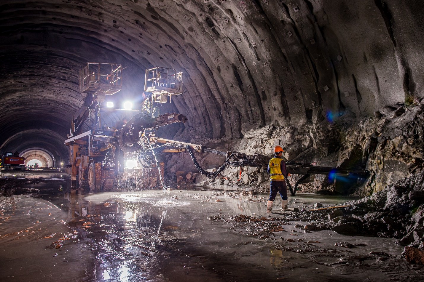 Ng&agrave;y đ&ecirc;m thi c&ocirc;ng đưa cao tốc Cam L&acirc;m - Vĩnh Hảo về đ&iacute;ch - Ảnh 4.