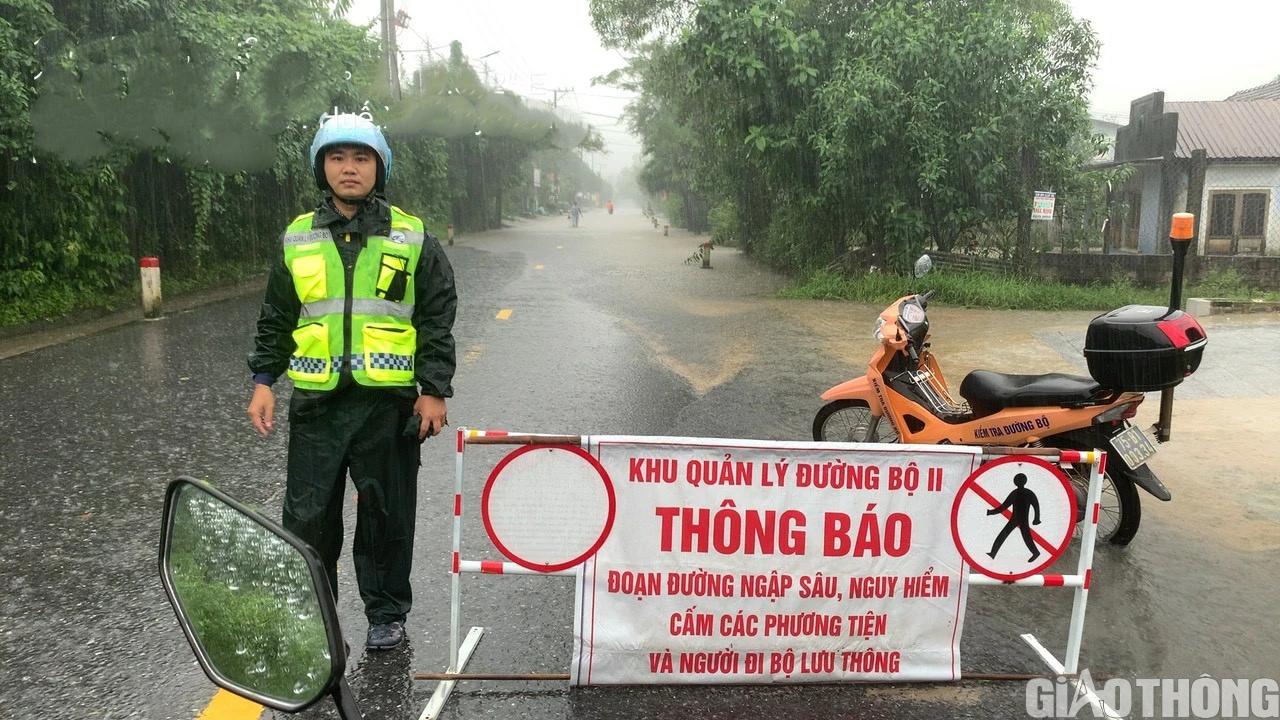 Mưa lớn g&acirc;y ngập cục bộ một số đoạn tr&ecirc;n quốc lộ 1 qua Thừa Thi&ecirc;n Huế - Ảnh 2.