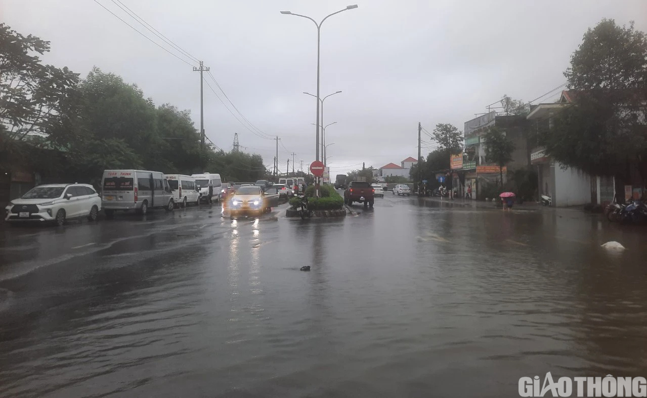 Thừa Thi&ecirc;n Huế: Mưa lớn g&acirc;y ngập lụt tr&ecirc;n diện rộng, nhiều tuyến đường ngập s&acirc;u - Ảnh 1.