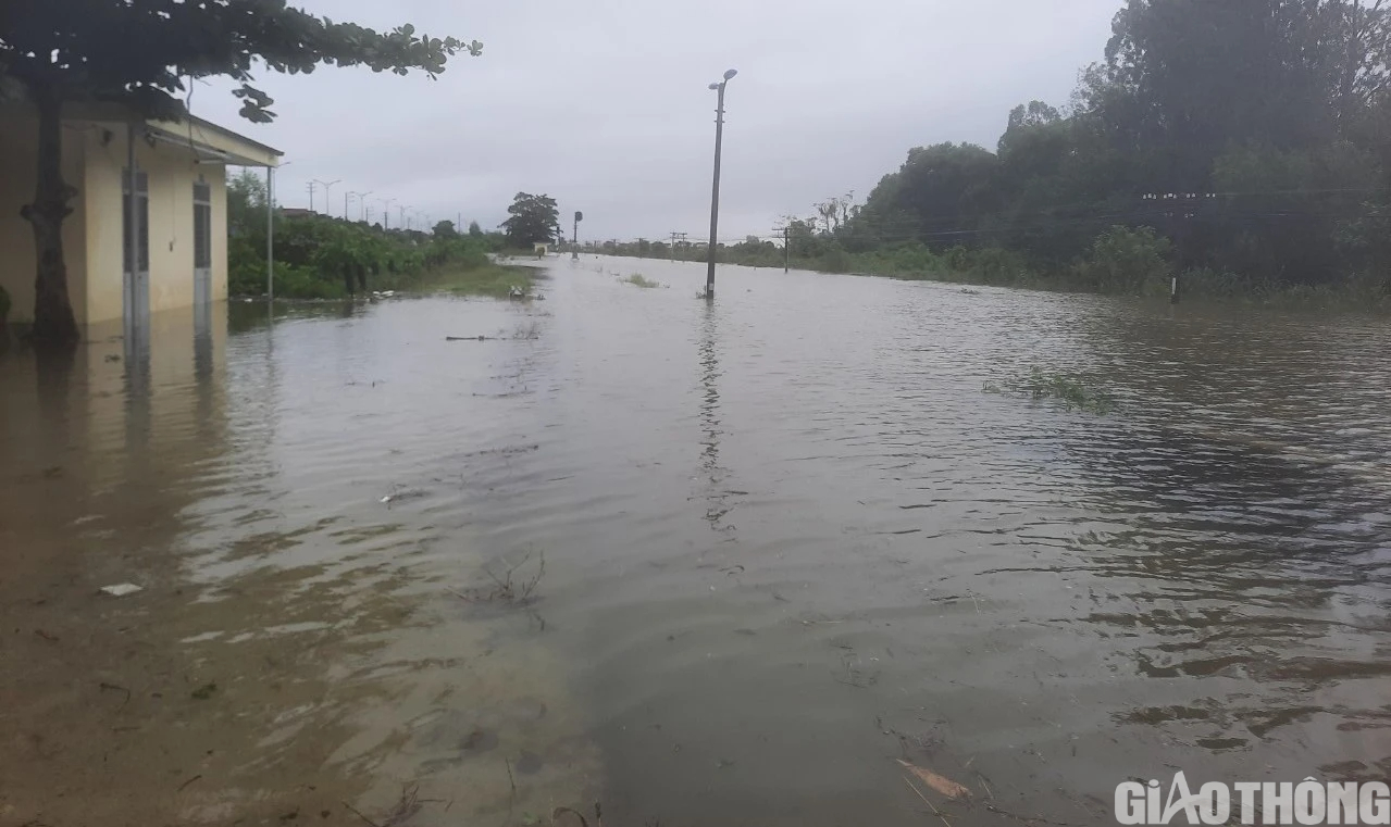 Thừa Thi&ecirc;n Huế: Mưa lớn g&acirc;y ngập lụt tr&ecirc;n diện rộng, nhiều tuyến đường ngập s&acirc;u - Ảnh 7.