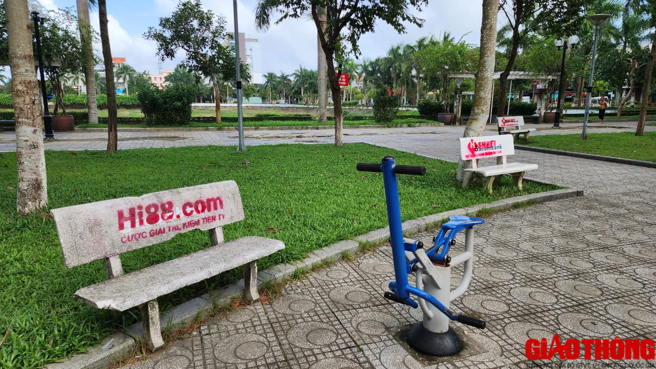 Bất ngờ lời khai nh&oacute;m đối tượng xịt sơn in trang web đ&aacute;nh bạc l&ecirc;n ghế đ&aacute; - Ảnh 3.