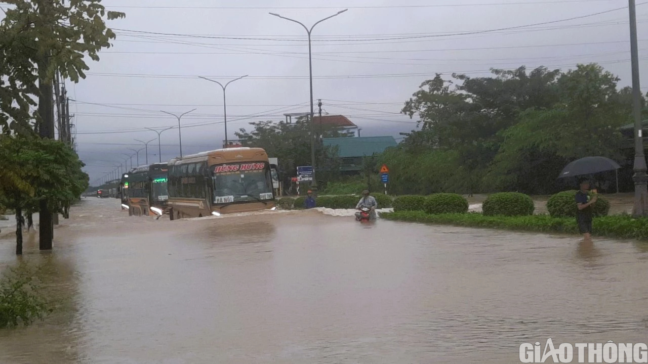 Mưa lũ diễn biến phức tạp, học sinh ở Thừa Thi&ecirc;n Huế nghỉ học th&ecirc;m hai ng&agrave;y - Ảnh 1.