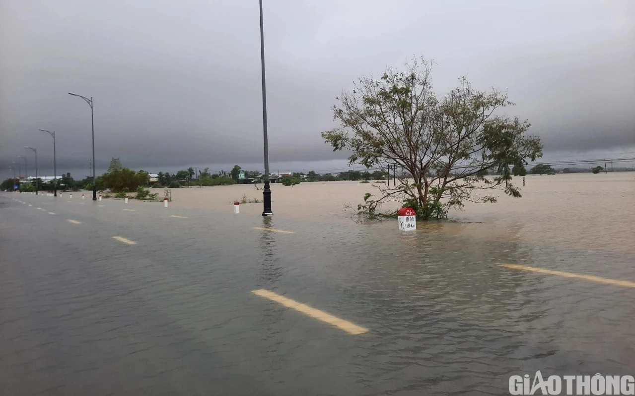 Mưa lớn, đường sắt ph&iacute;a Bắc TP Huế vẫn đang bị ngập s&acirc;u - Ảnh 2.