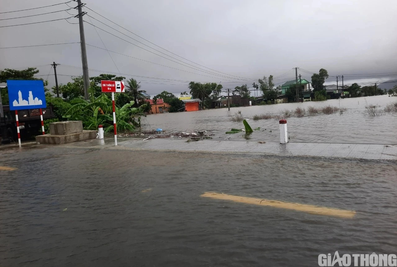 Mưa lớn, đường sắt ph&iacute;a Bắc TP Huế vẫn đang bị ngập s&acirc;u - Ảnh 3.