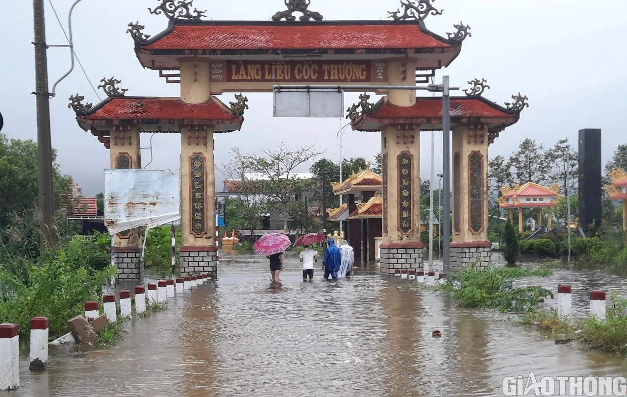 Mưa lớn, đường sắt ph&iacute;a Bắc TP Huế vẫn đang bị ngập s&acirc;u - Ảnh 4.