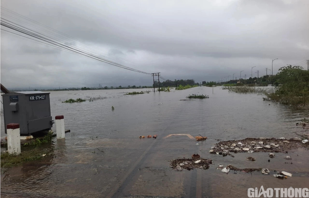 Mưa lớn, đường sắt ph&iacute;a Bắc TP Huế vẫn đang bị ngập s&acirc;u - Ảnh 5.