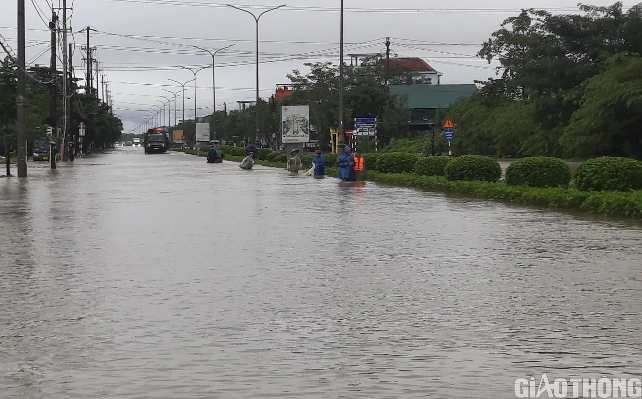 &Ocirc; t&ocirc; tải cẩu cứu hộ xe con chết m&aacute;y ngay tại điểm ngập ph&iacute;a Bắc TP Huế - Ảnh 1.
