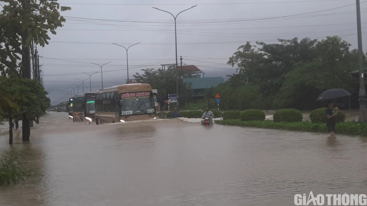 &Ocirc; t&ocirc; tải cẩu cứu hộ xe con chết m&aacute;y ngay tại điểm ngập ph&iacute;a Bắc TP Huế - Ảnh 4.