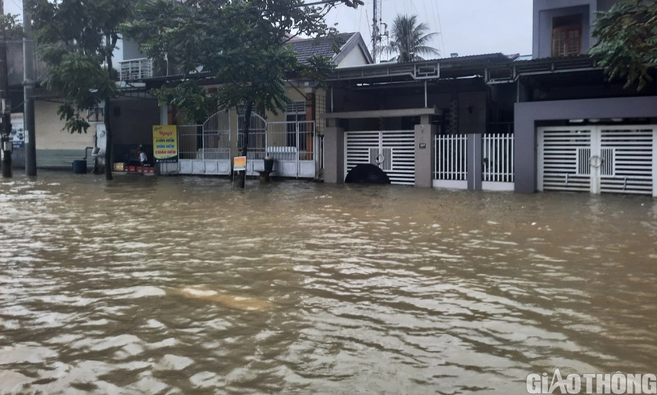 &Ocirc; t&ocirc; tải cẩu cứu hộ xe con chết m&aacute;y ngay tại điểm ngập ph&iacute;a Bắc TP Huế - Ảnh 7.