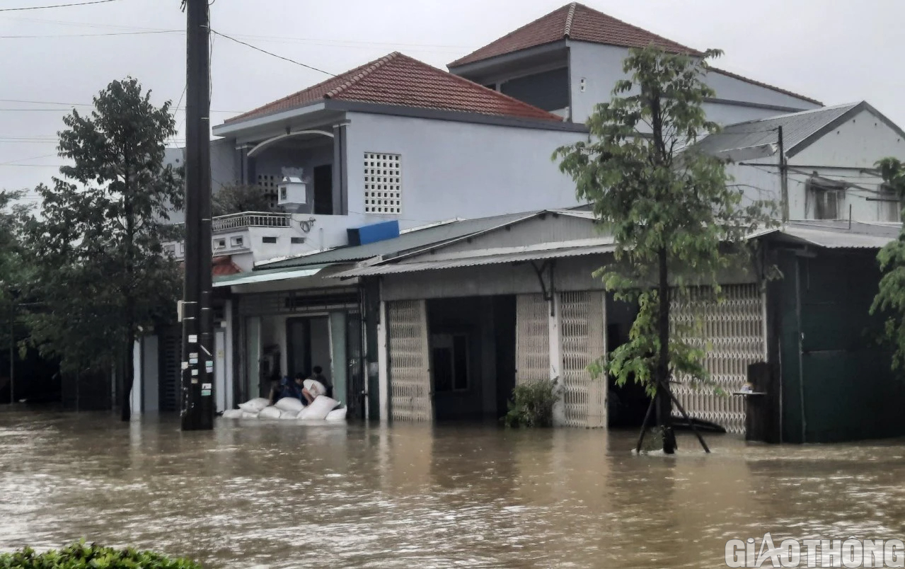 &Ocirc; t&ocirc; tải cẩu cứu hộ xe con chết m&aacute;y ngay tại điểm ngập ph&iacute;a Bắc TP Huế - Ảnh 8.