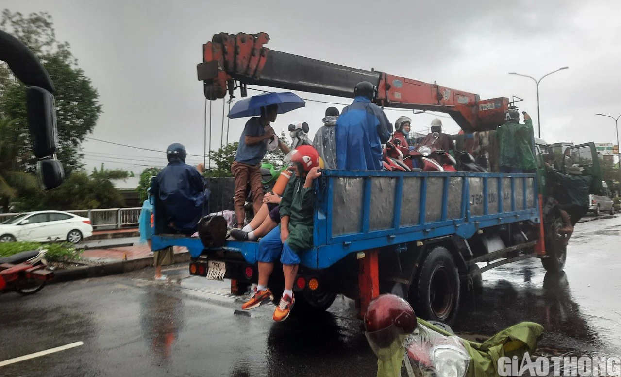 &Ocirc; t&ocirc; tải cẩu cứu hộ xe con chết m&aacute;y ngay tại điểm ngập ph&iacute;a Bắc TP Huế - Ảnh 11.