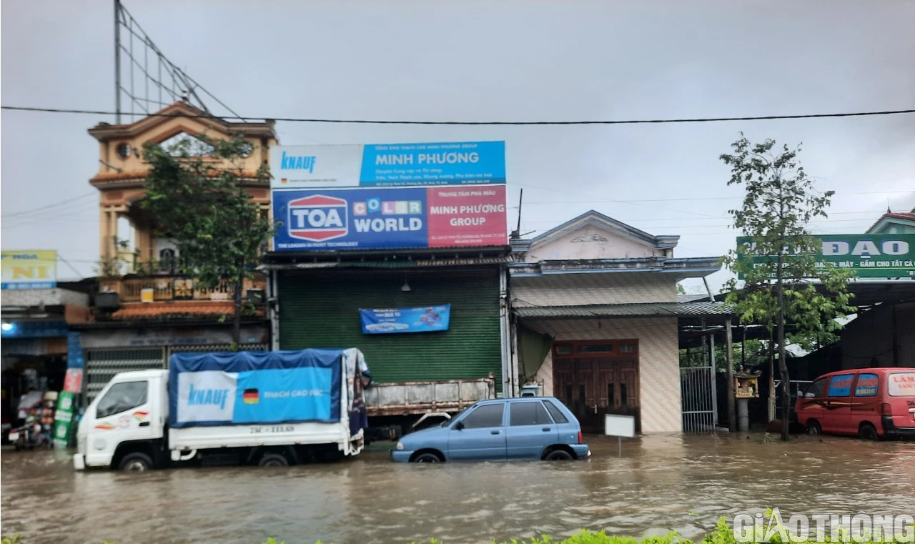 &Ocirc; t&ocirc; tải cẩu cứu hộ xe con chết m&aacute;y ngay tại điểm ngập ph&iacute;a Bắc TP Huế - Ảnh 13.