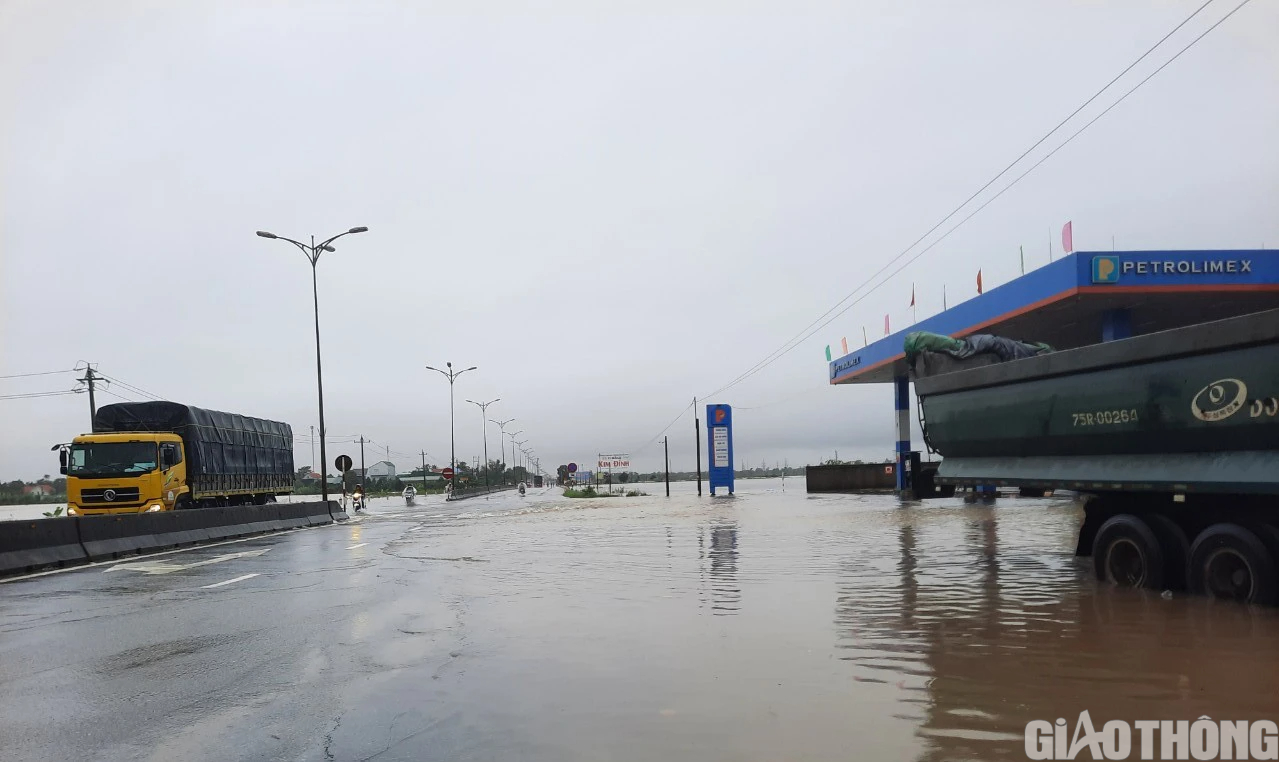 &Ocirc; t&ocirc; tải cẩu cứu hộ xe con chết m&aacute;y ngay tại điểm ngập ph&iacute;a Bắc TP Huế - Ảnh 16.