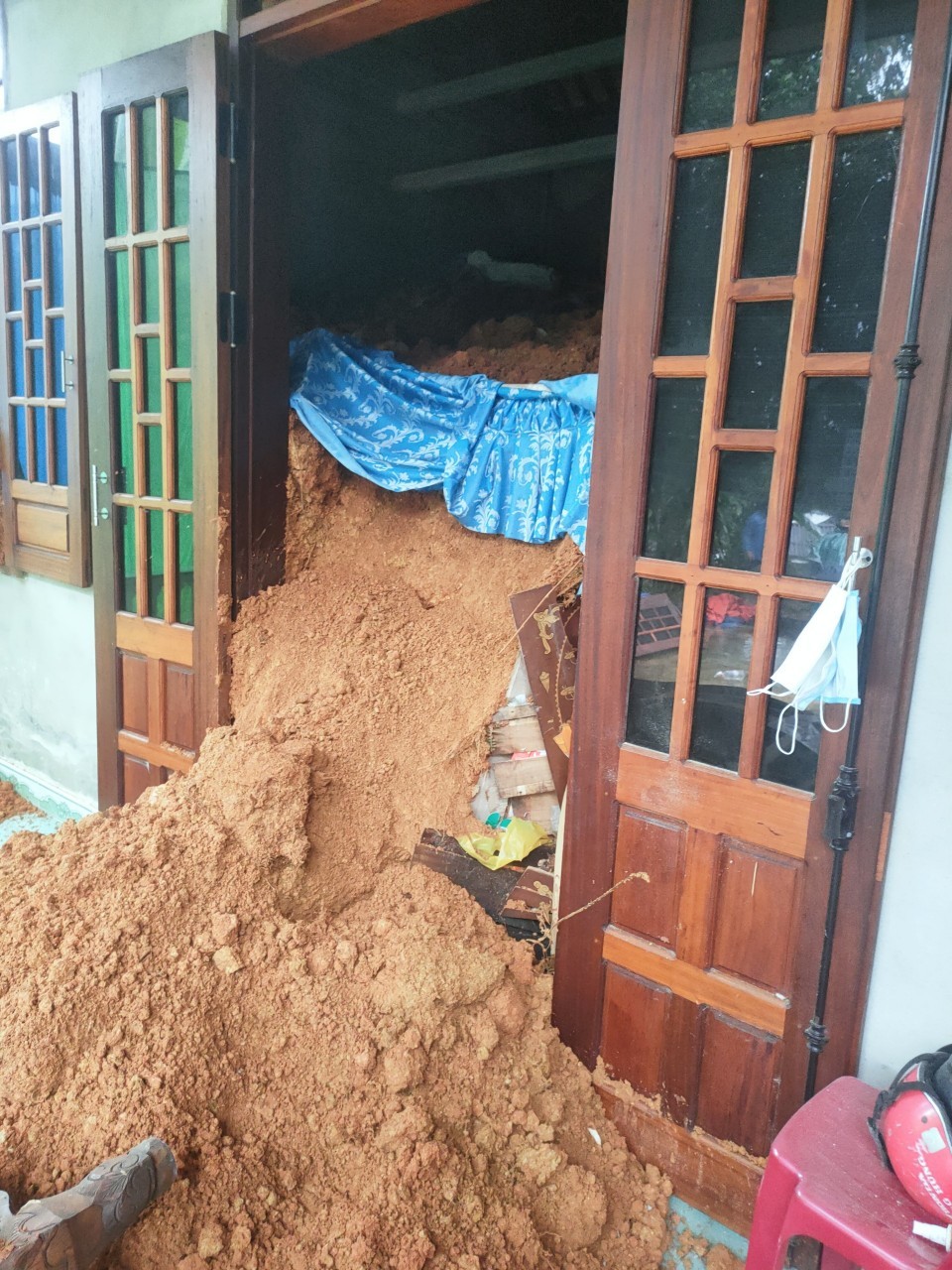 Cứu th&agrave;nh c&ocirc;ng hai vợ chồng bị đất đ&aacute; v&ugrave;i lấp do sạt lở ở Thừa Thi&ecirc;n Huế - Ảnh 1.