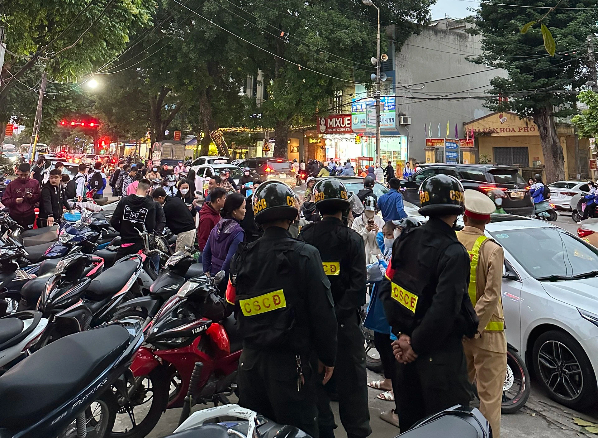 H&agrave;ng trăm thanh, thiếu ni&ecirc;n, học sinh vi phạm giao th&ocirc;ng - Ảnh 2.